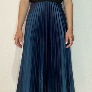 Blue, pleated Zara midi/maxi skirt.